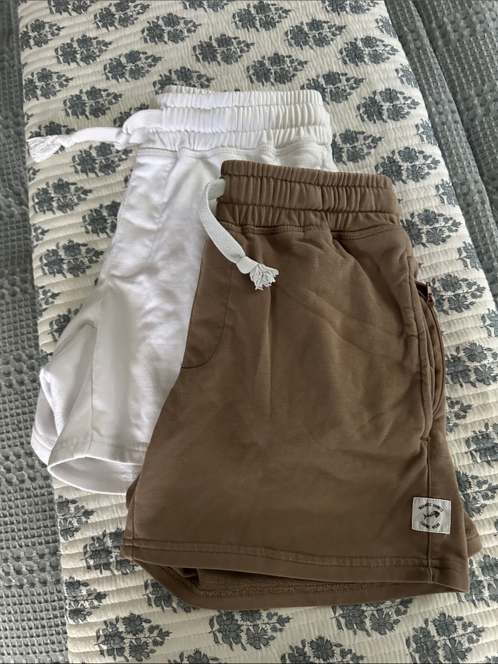 Maamgic Everyday Elastic-Waist Men's Shorts - White & Brown